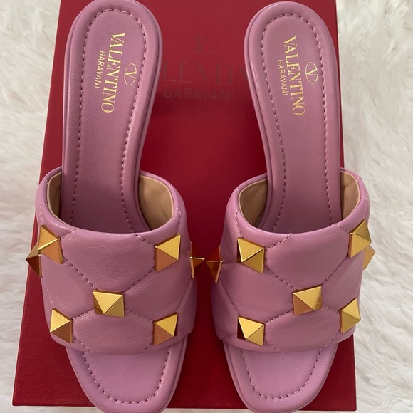 Valentino Garavani Roman Stud slide sandal in nappa quilted leather - Picture 2 of 10